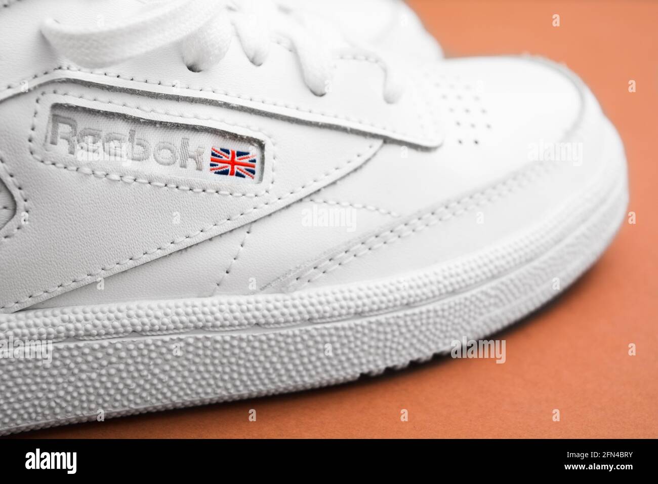 Russland, Sankt Petersburg - 4. Juni 2020: Nahaufnahme des Reebok-Logos des Sneakers Stockfoto
