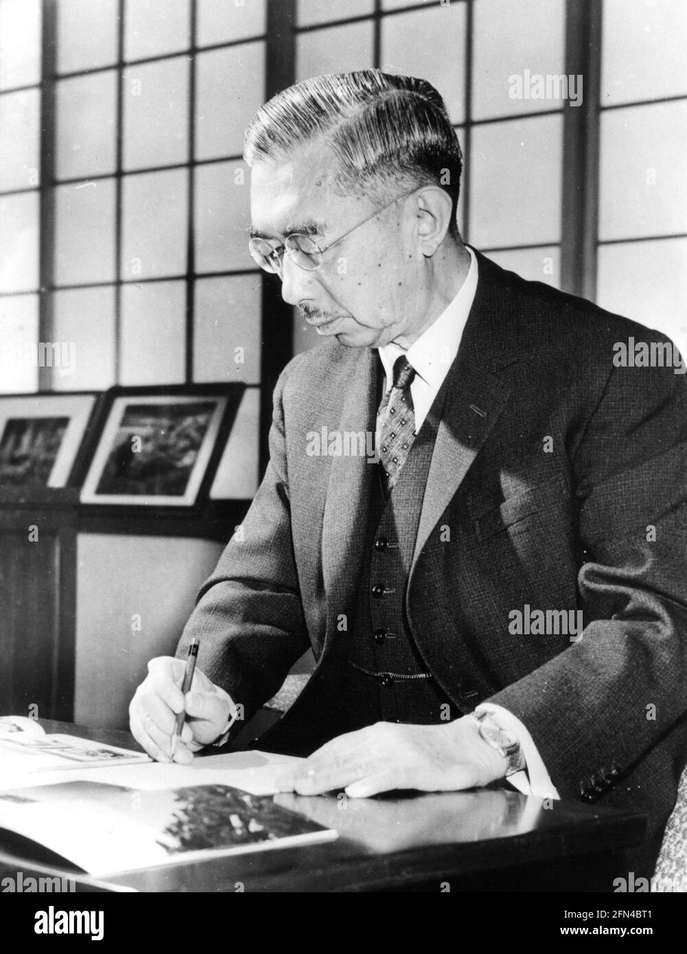 Hirohito, 29.4.1909 - 7.1.1989, Kaiser von Japan, halbe Länge, am Schreibtisch, Imperial Palace, Tokio, ZUSÄTZLICHE-RIGHTS-CLEARANCE-INFO-NOT-AVAILABLE Stockfoto