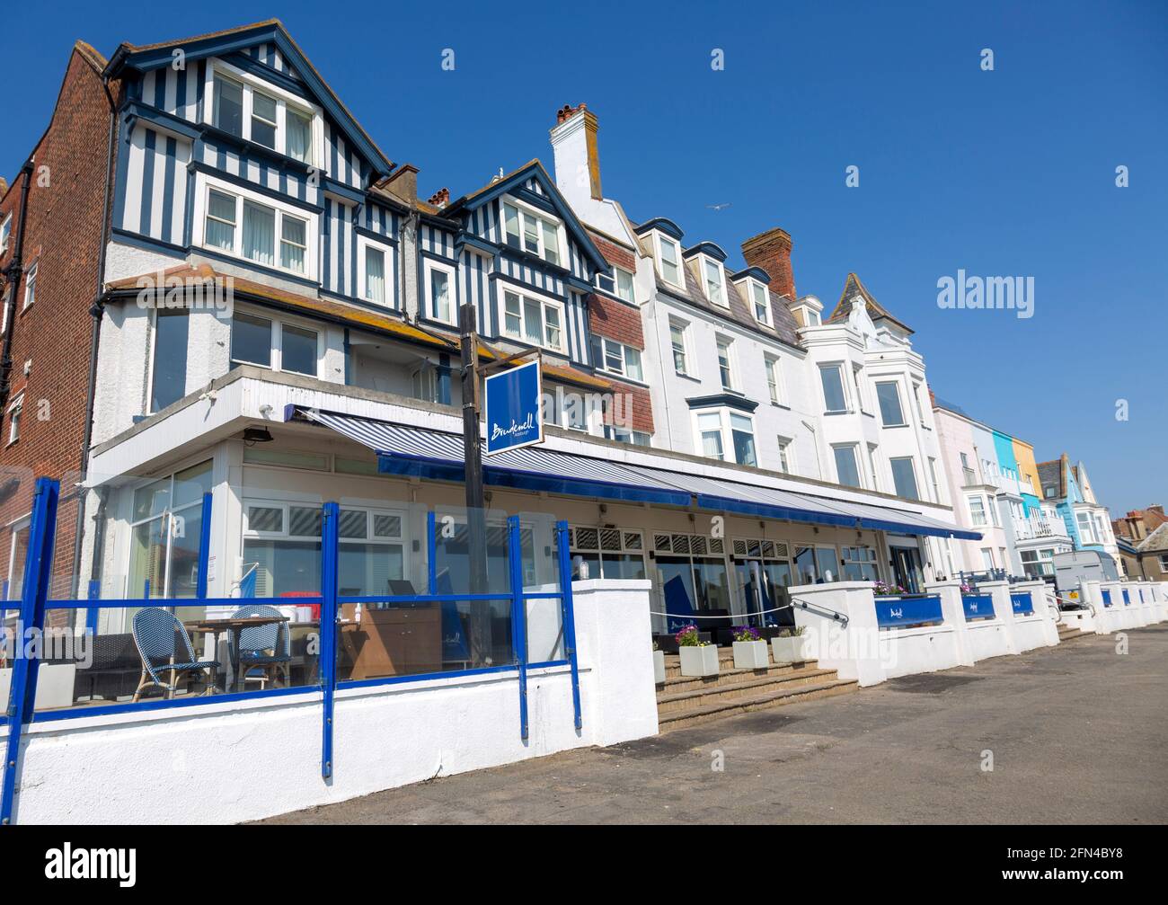 Brudenell Hotel und historische Häuser am Meer, Aldeburgh, Suffolk, England, Großbritannien Stockfoto