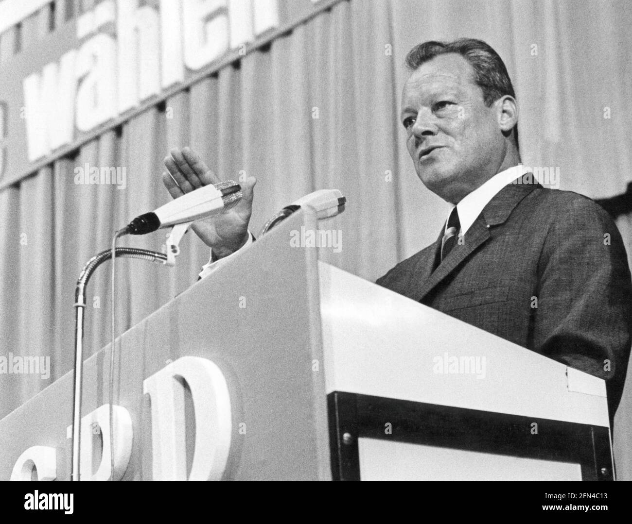 Brandt, Willy, 18.12.1913 - 8.10.1992, deutscher Politiker (SPD), während einer Wahlkampfveranstaltung, halbe Länge, ZUSÄTZLICHE RECHTE-FREIGABE-INFO-NICHT-VERFÜGBAR Stockfoto