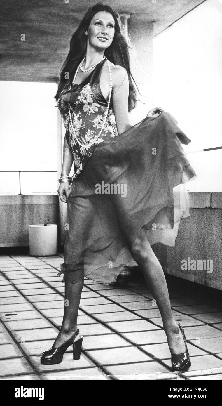 Mode, 70er Jahre, Damenmode, Frau mit Kleid, in voller Länge, 1972, 20. Jahrhundert, historisch, ZUSÄTZLICHE-RIGHTS-CLEARANCE-INFO-NOT-AVAILABLE Stockfoto