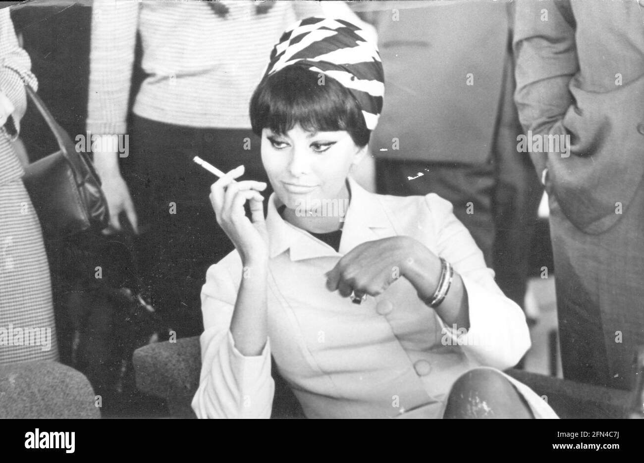 Loren, Sophia, * 20.9.1934, italienische Schauspielerin, halbe Länge, MOSKAU, JULI 1965, ADDITIONAL-RIGHTS-CLEARANCE-INFO-NOT-AVAILABLE Stockfoto