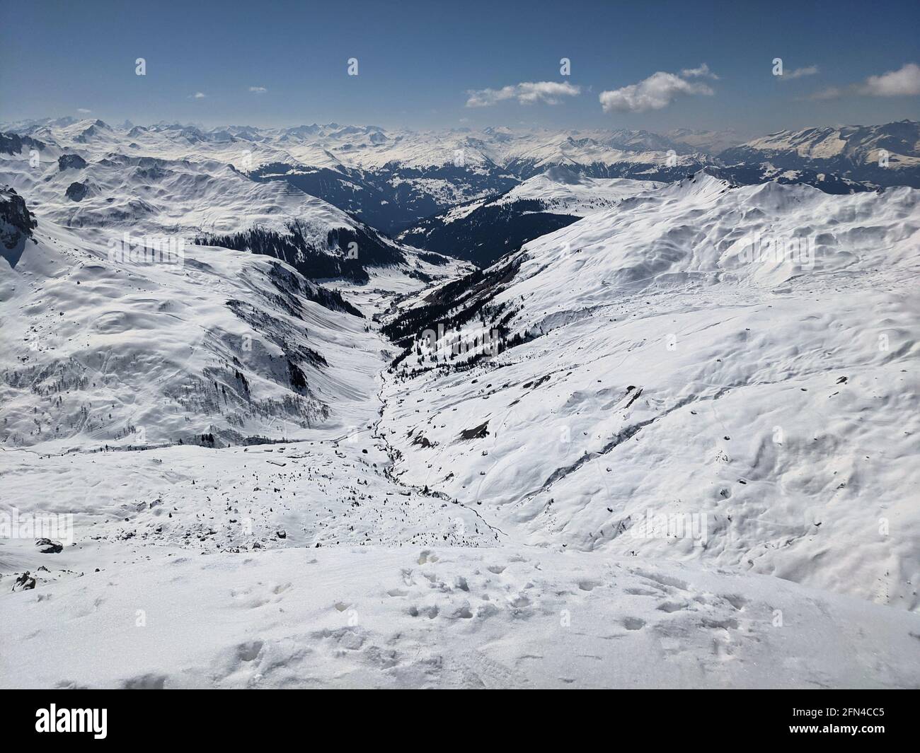 Schöne Skitour in Sankt Antonien. Viel Schnee im raetikon-Gebiet. Wintersport pur. Abenteuer in den Bergen Stockfoto