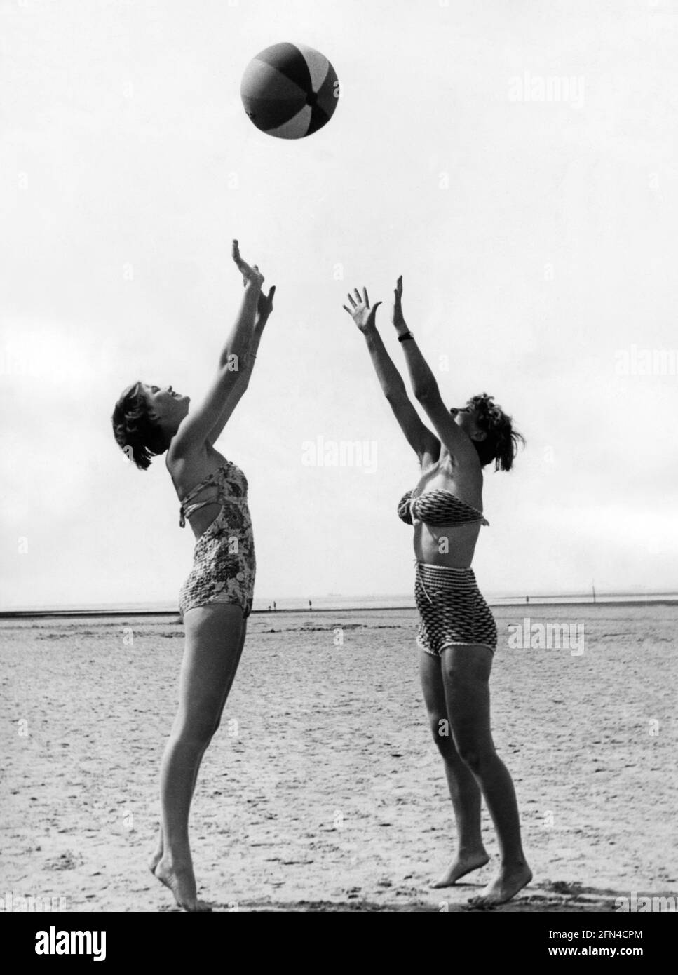 Freizeit / Sport, zwei Frauen, Ballspielen, Strand, 50er Jahre, 50S, ZUSÄTZLICHE-RIGHTS-CLEARANCE-INFO-NOT-AVAILABLE Stockfoto