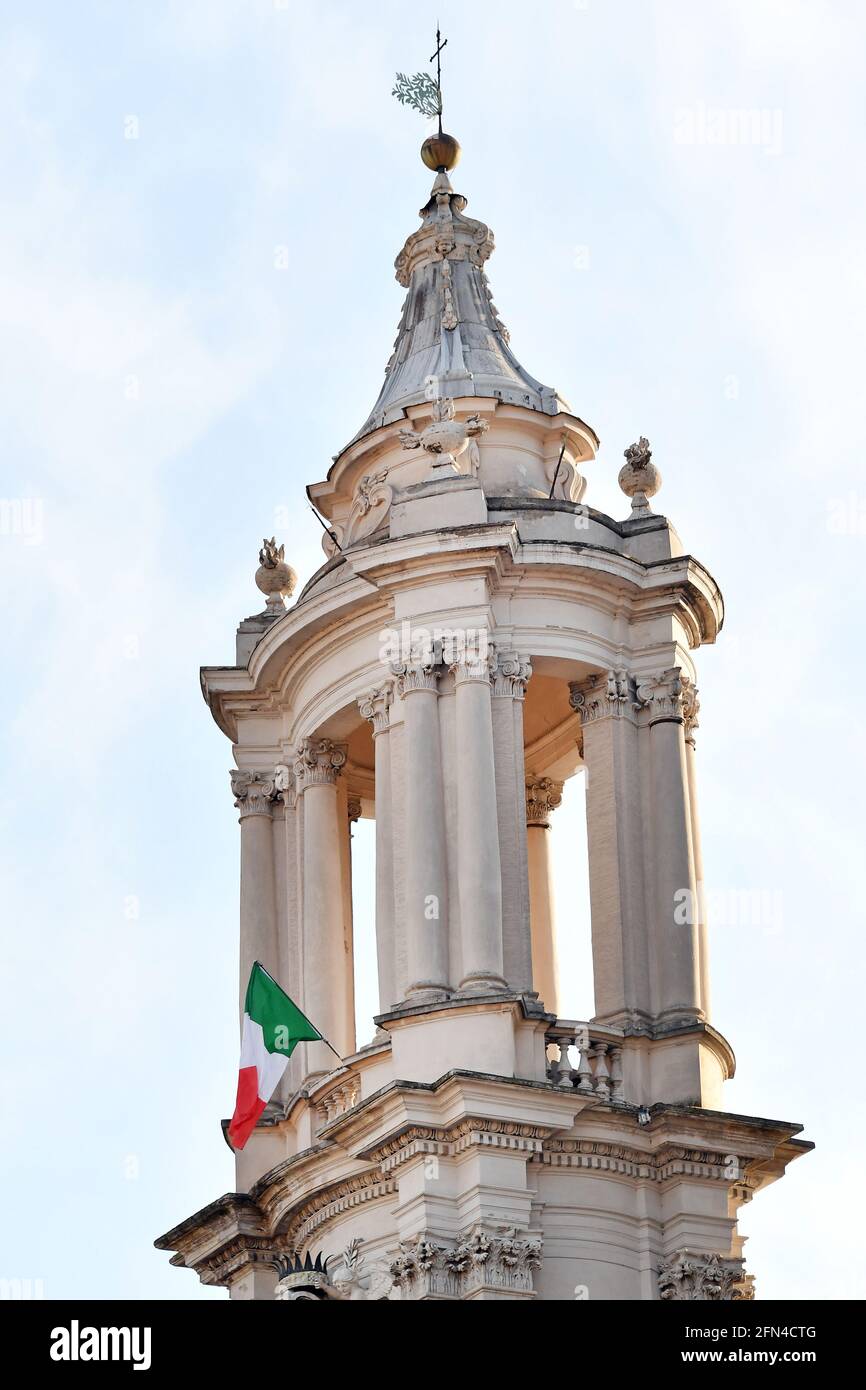 Italien, Latium, Rom, Piazza Navona, italienische Flagge auf Sant'Agnese im Glockenturm von Agone Stockfoto