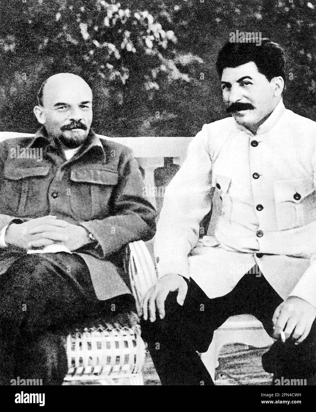 Lenin (Wladimir Iljitsch Uljanow), 22.4.1870 - 21.1.1924, russischer Politiker, halblang, mit Stalin, ADDITIONAL-RIGHTS-CLEARANCE-INFO-NOT-AVAILABLE Stockfoto