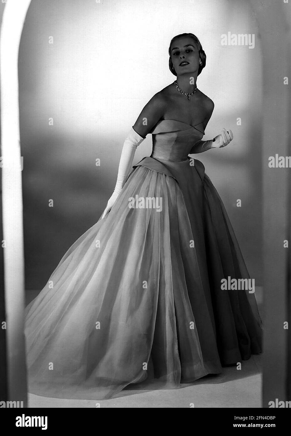 Mode, 50er Jahre, Damenmode, Abendkleider, Frau im Organza-Ballkleid, Studioaufnahme, 1956, ZUSÄTZLICHE-RIGHTS-CLEARANCE-INFO-NOT-AVAILABLE Stockfoto