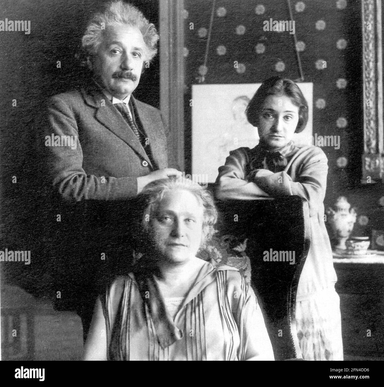 Einstein, Albert, 14.3.1879 - 18.4.1955, amerikanisch-deutscher Wissenschaftler (Physiker), halbe Länge, ZUSÄTZLICHE-RIGHTS-CLEARANCE-INFO-NOT-AVAILABLE Stockfoto