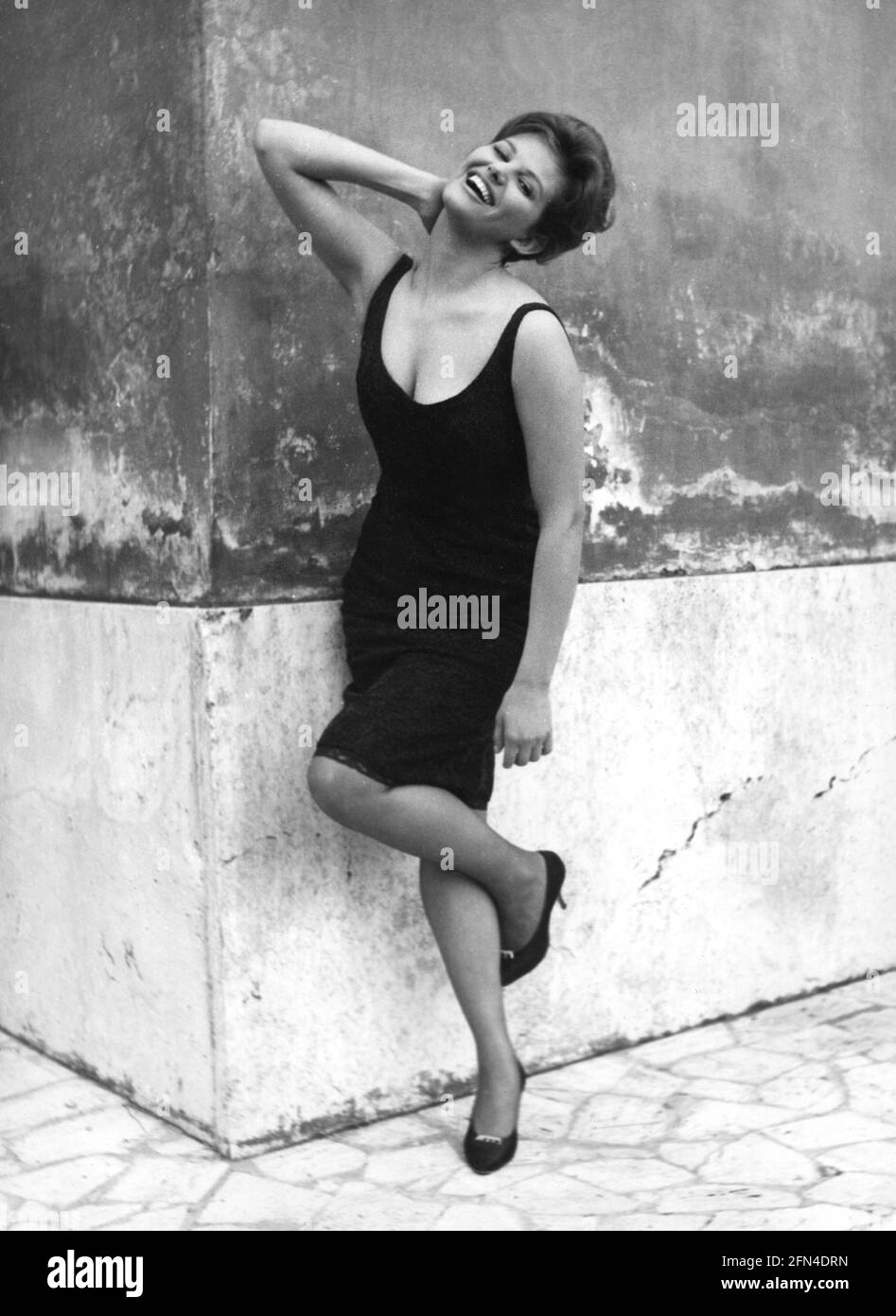 Cardinale, Claudia, * 15.4.1938, italienische Schauspielerin, in voller Länge, 1961 , ZUSÄTZLICHE-RIGHTS-CLEARANCE-INFO-NOT-AVAILABLE Stockfoto