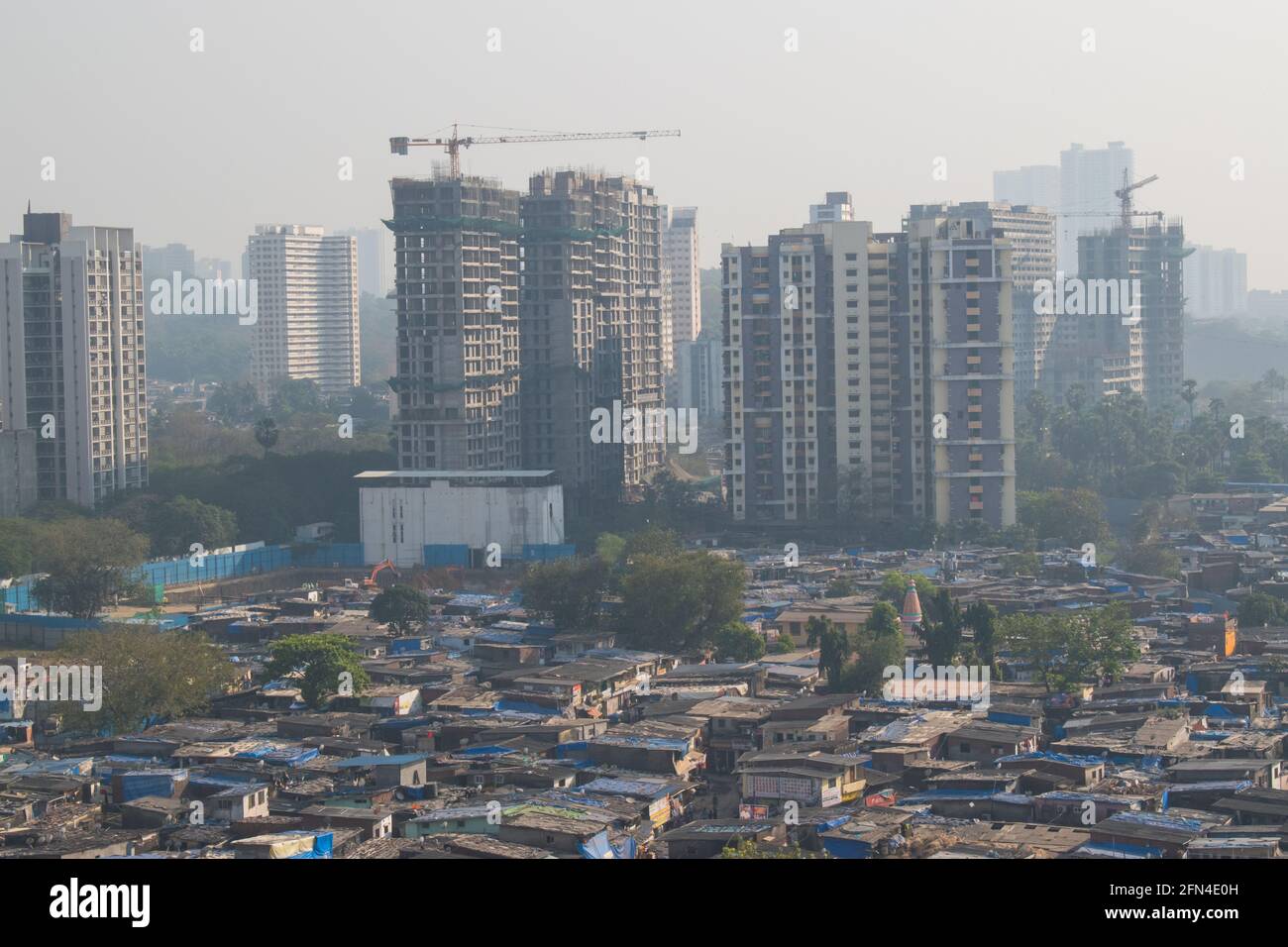 Slum Sanierung von mumbai maharashtra mit Türmen und Slums in Ein Bild Stockfoto