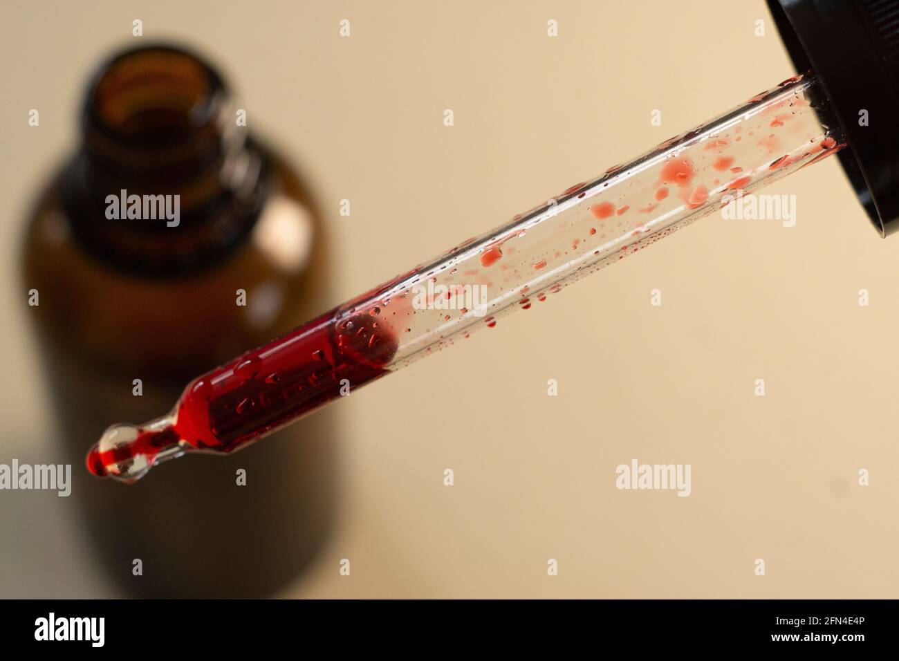 Rotes Vitamin B12 Flüssigkeit (Cobalamin). Vitamin B Nahrungsergänzungsmittel Stockfoto