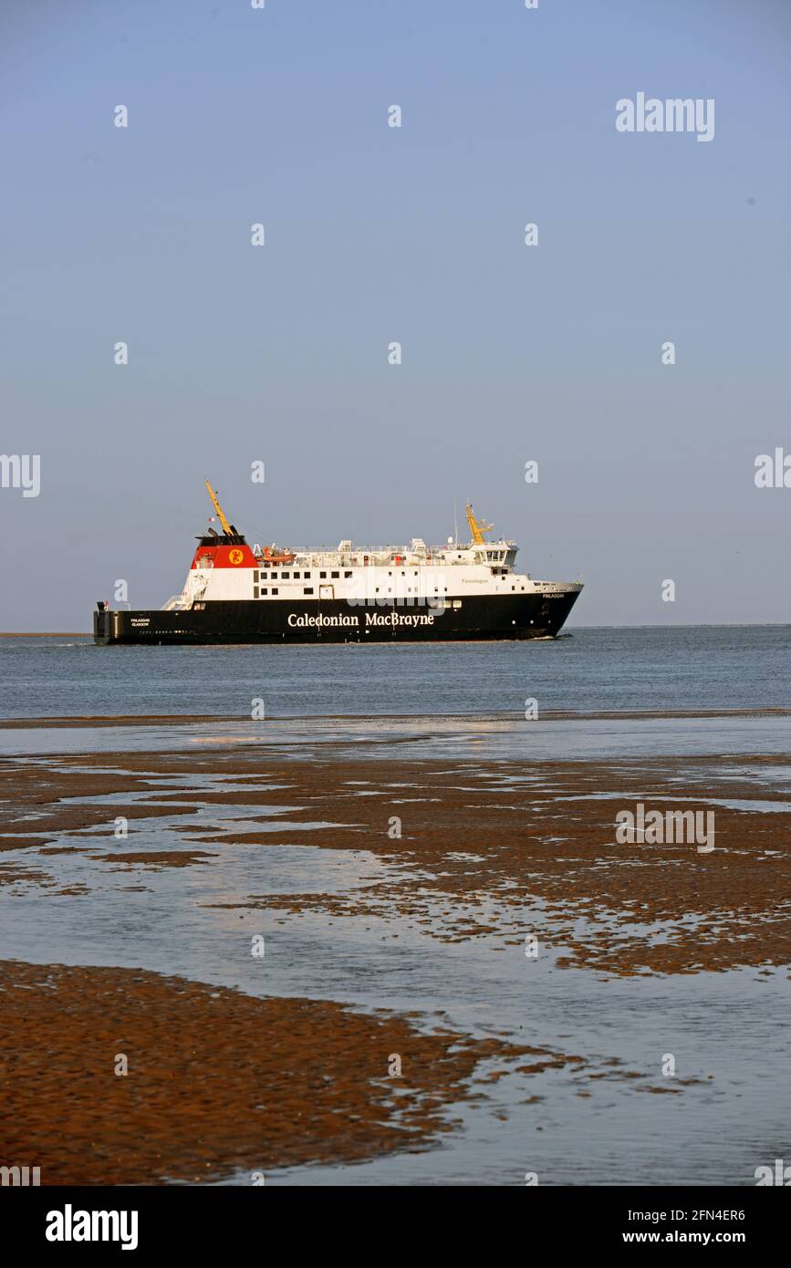 Caledonian MacBraynes schottische Fähre FINLAGGAN, die den Fluss Mersey, Liverpool, verlässt, nachdem sie in der Cammell Laird Shipyard von Birkenhead renoviert wurde. Stockfoto