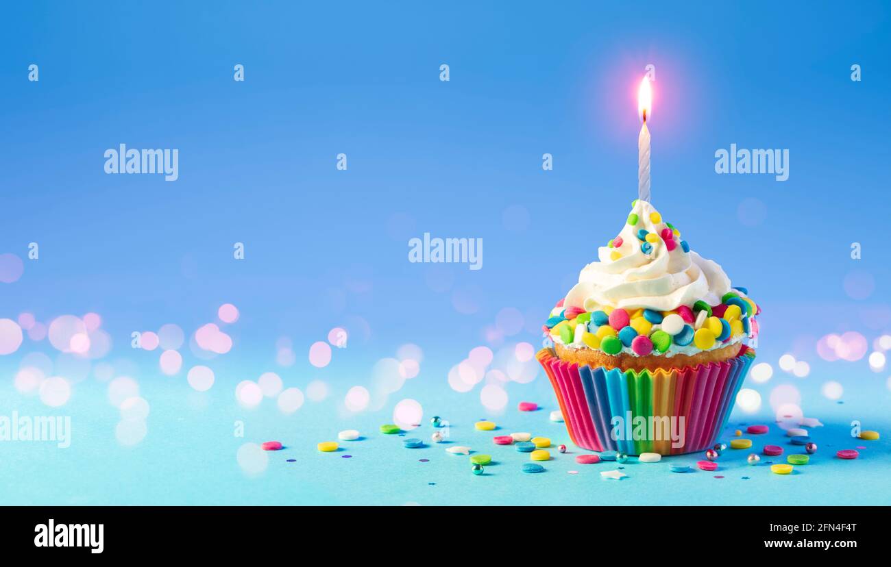 Geburtstag - Cupcake Mit Kerze Und Blauer Dekoration Stockfoto