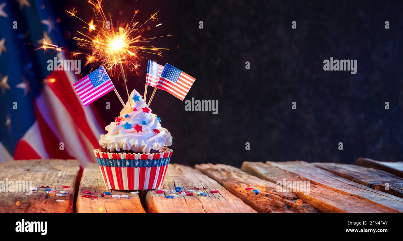 Cupcake Usa-Geburtstagsfest Mit American Flags Und Sparkler Stockfoto