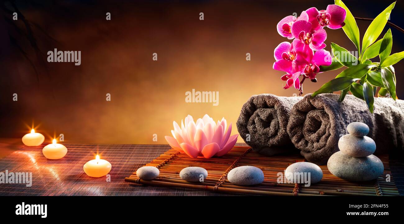 Spa-Massage-Behandlung Mit Handtüchern Und Kerzen Auf Matte Stockfoto