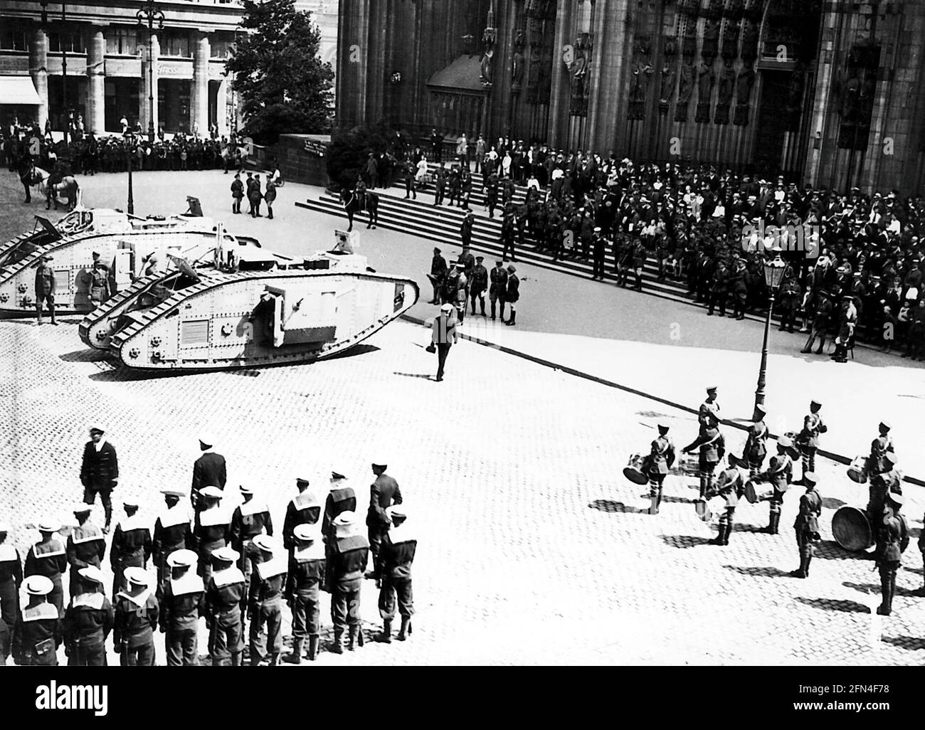 alliierte Besetzung des Rheinlandes 1918 - 1930, britische Soldaten und Panzer vor dem Kölner Dom, November 1918, nur REDAKTIONELLE VERWENDUNG Stockfoto