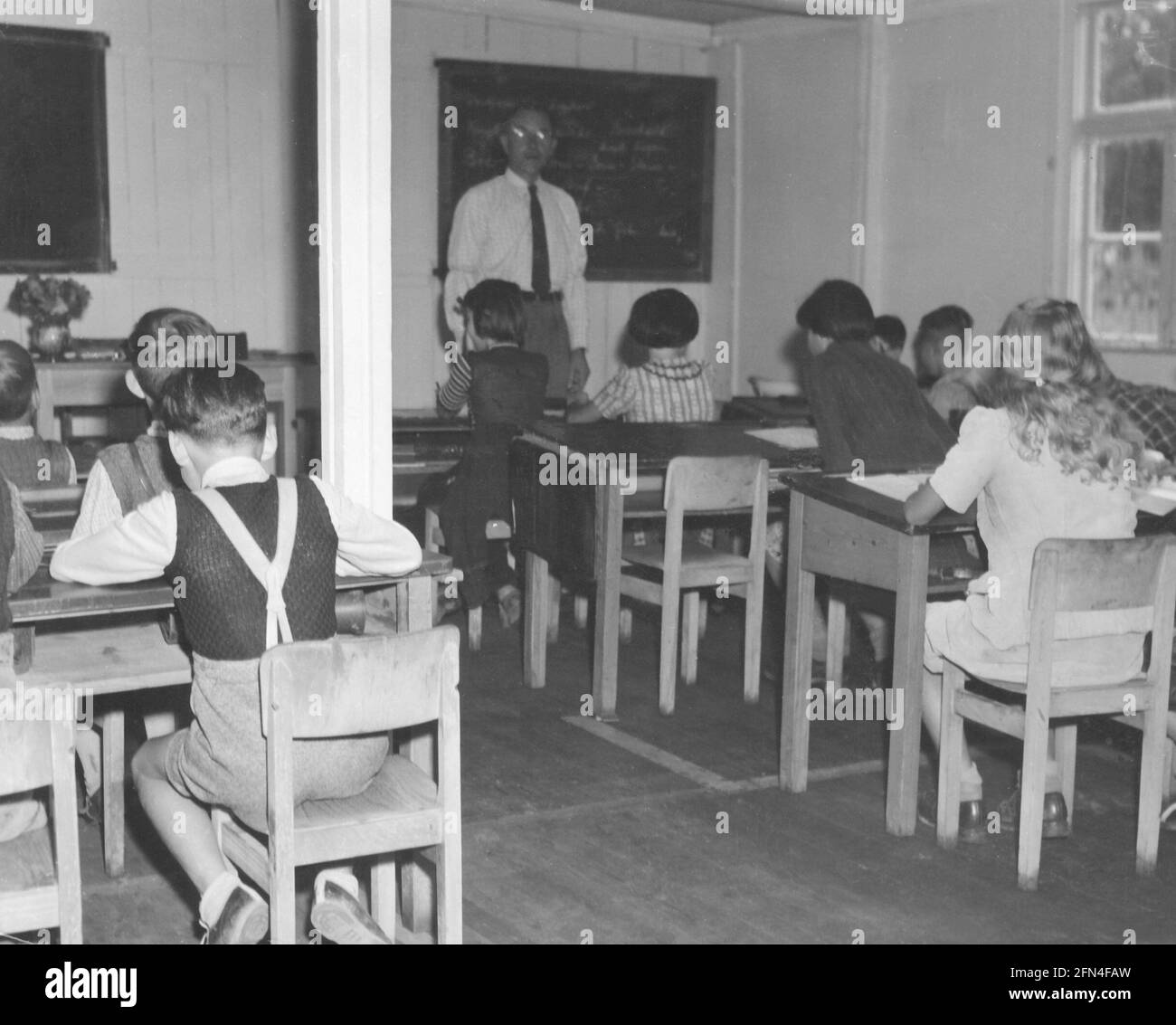 Bildung, Schule, Lehrer, der eine Klasse in einer Dorfschule unterrichtet (in der ehemaligen Baracke des NS-Reichsarbeitsdienstes), Deutschland, nur REDAKTIONELLE VERWENDUNG Stockfoto