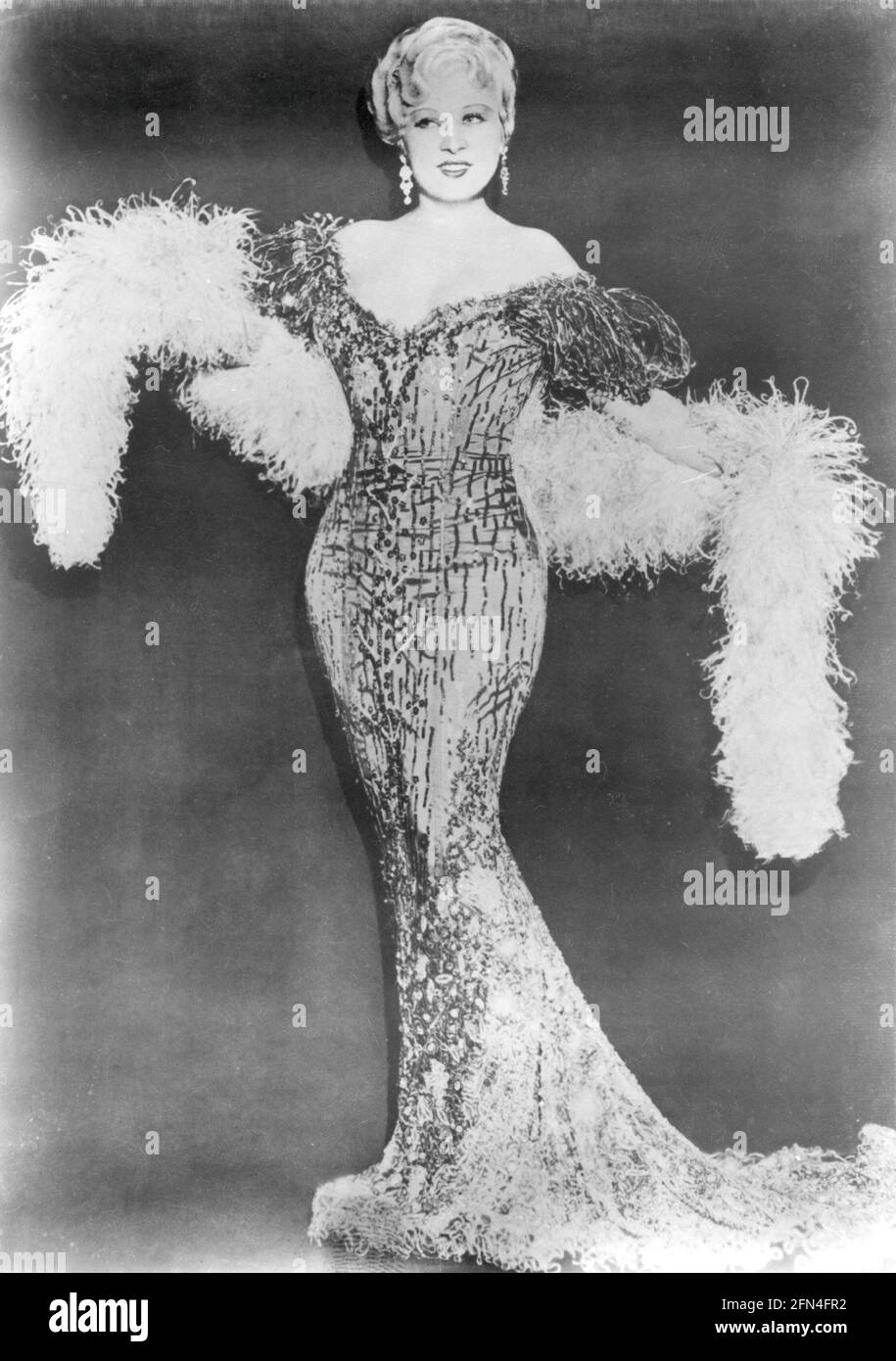 West, Mae, 17.8.1893 - 22.11.1980, US-Schauspielerin, in voller Länge, Im Abendkleid, um die 1930er Jahre, ZUSÄTZLICHE RECHTE-CLEARANCE-INFO-NOT-AVAILABLE Stockfoto