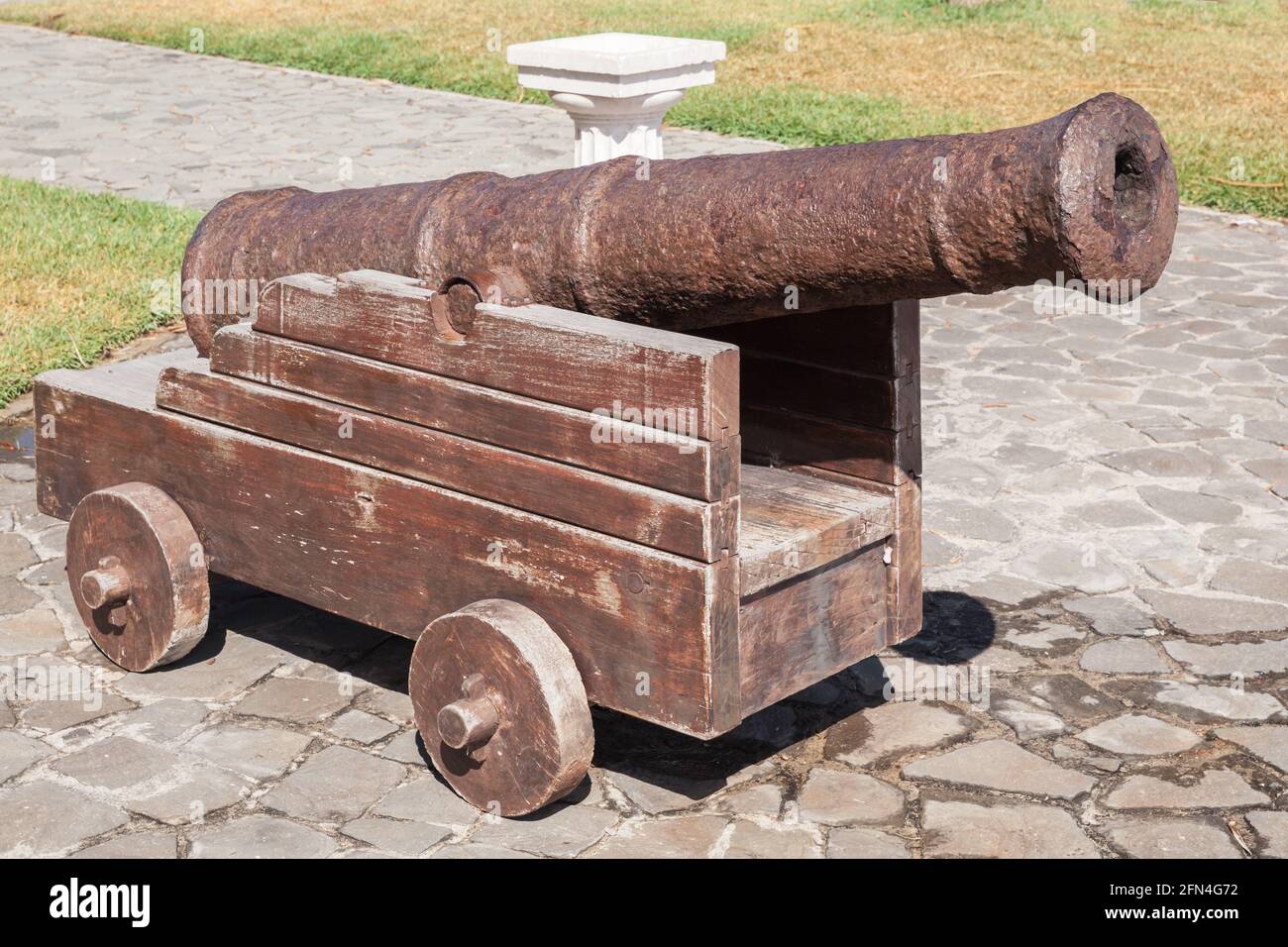 Auf einer Küstenstraße der Insel Porto Santo im portugiesischen Madeira-Archipel steht eine antike Schiffskanone Stockfoto