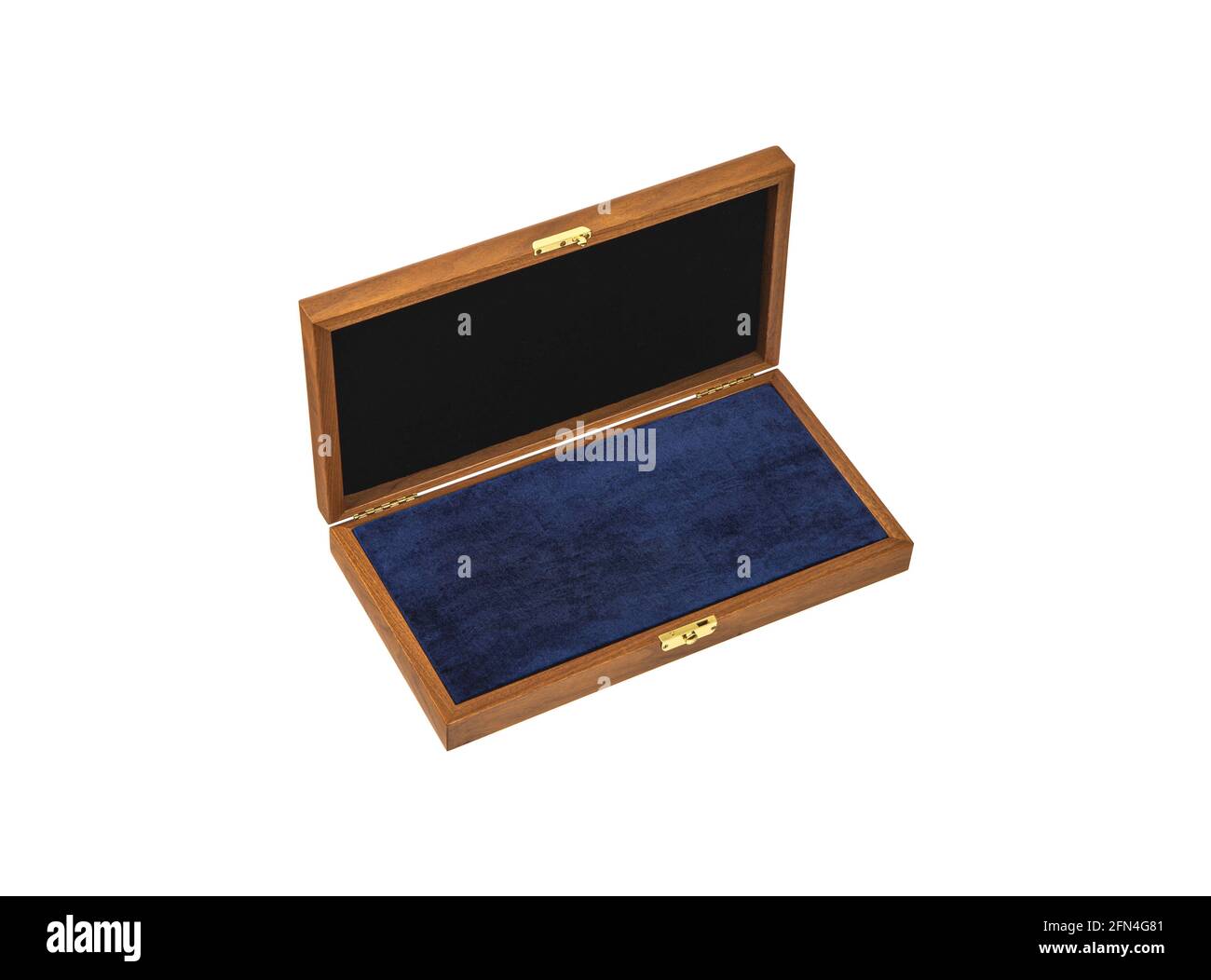 Eine offene Holzkiste mit einem Metallschloss. Schublade aus hellem Holz und dunkel gepolsterter Innenraum zur Aufbewahrung von Wertsachen. Isolieren auf weißem Hintergrund. Stockfoto