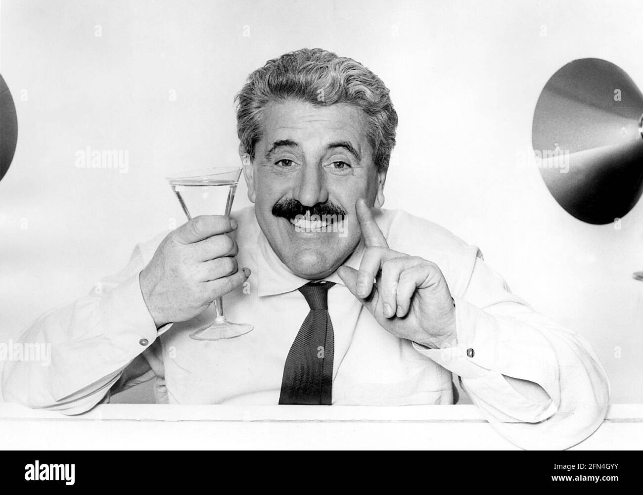 Millowitsch, Willy, 8.1.1909, - 20.9.1999, deutscher Schauspieler, Halbe Länge, mit Glas, um die 1960er Jahre, ZUSÄTZLICHE RECHTE-CLEARANCE-INFO-NOT-AVAILABLE Stockfoto