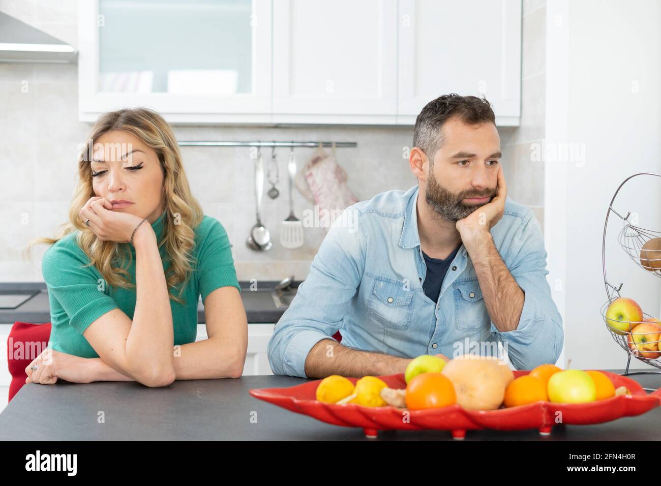 Paar in der Küche bleiben still und sprechen nicht. Beziehungsprobleme im Eheleben. Beziehungsschwierigkeiten und Schweigen während der Sperre. Stockfoto