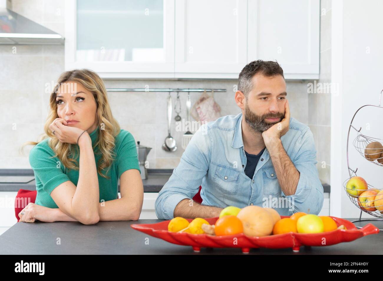 Paar in der Küche bleiben still und sprechen nicht. Beziehungsprobleme im Eheleben. Beziehungsschwierigkeiten und Schweigen während der Sperre. Stockfoto