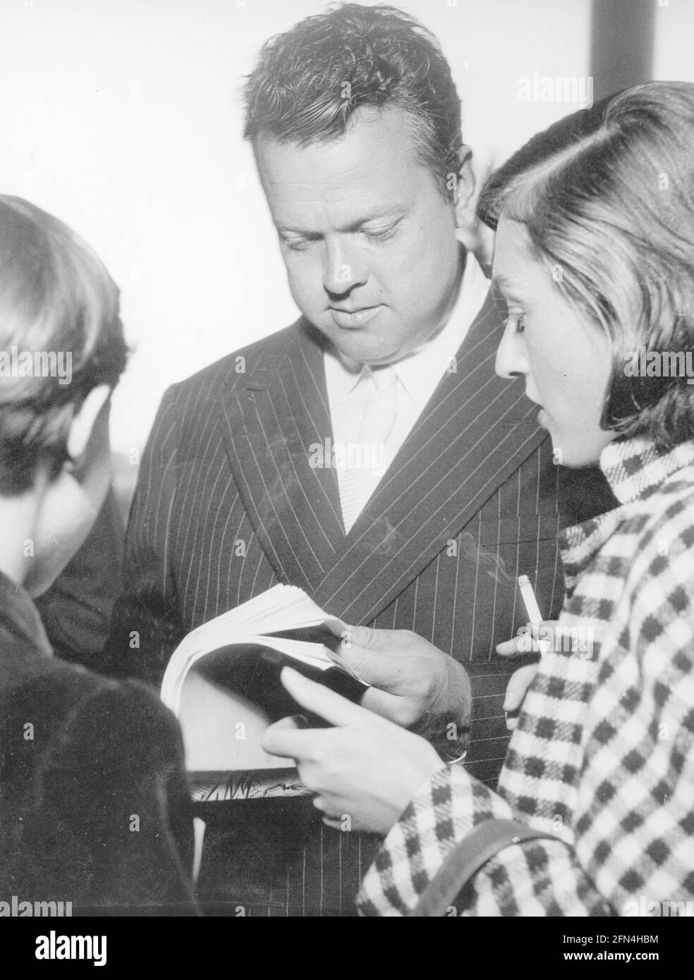 Welles, Orson, 6.5.1915 - 10.10.1985, amerikanischer Schauspieler und Regisseur, halbe Länge, 1955, ZUSÄTZLICHE-RIGHTS-CLEARANCE-INFO-NOT-AVAILABLE Stockfoto