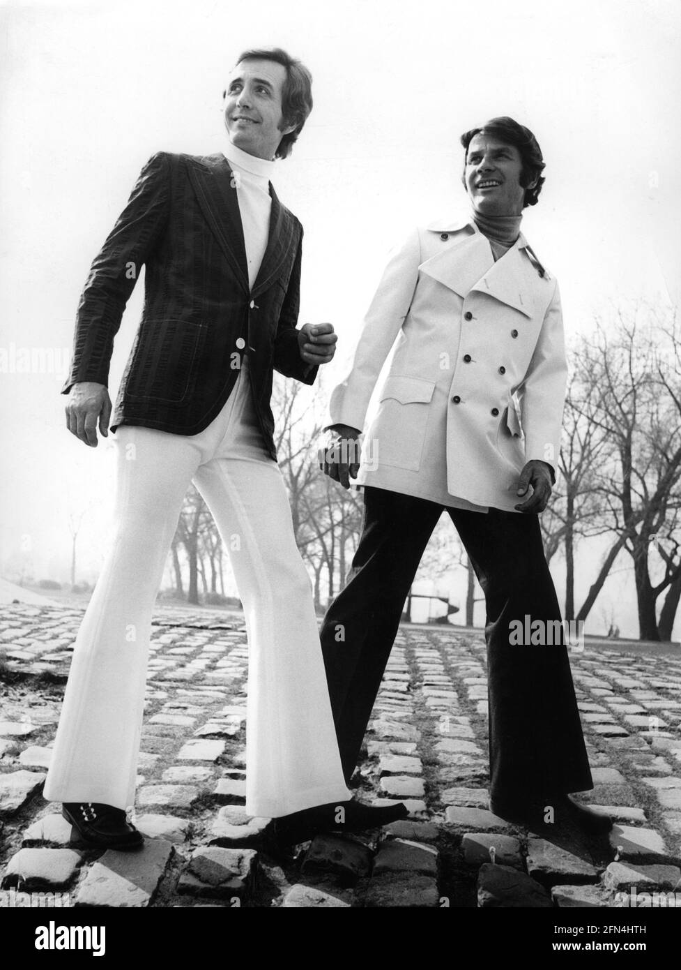 Mode, 70er Jahre, Herrenmode, zwei Männer in Fackeln und Jacken, ZUSÄTZLICHE RECHTE-CLEARANCE-INFO-NOT-AVAILABLE Stockfoto
