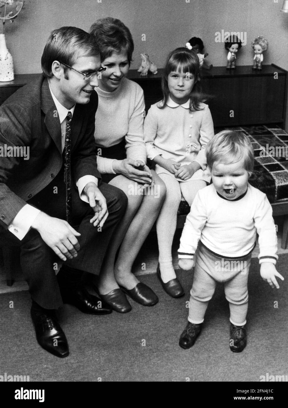 Familie, Eltern mit ihren Kindern, volle Länge, November 1969, ZUSÄTZLICHE-RIGHTS-CLEARANCE-INFO-NOT-AVAILABLE Stockfoto
