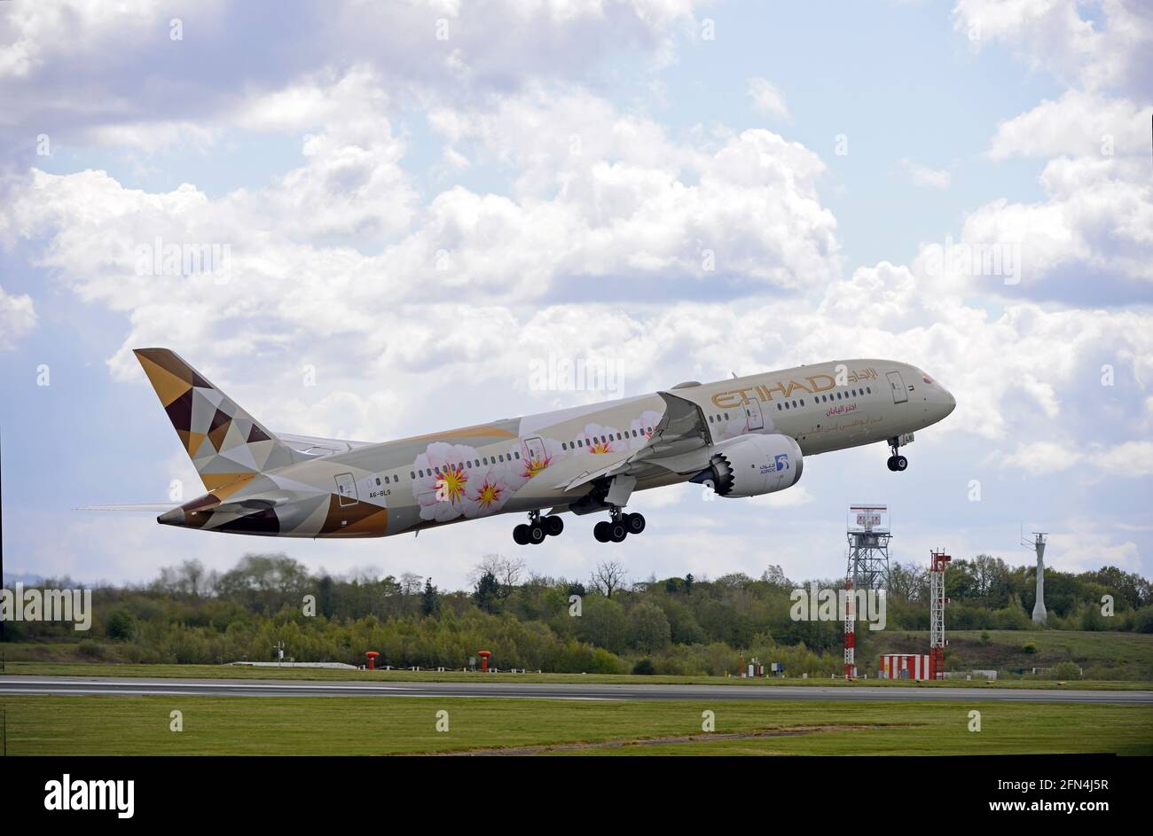 A6-BLK, ein ETIHAD BOEING 787 DREAMLINER in Visit Japan, der vom MANCHESTER RINGWAY AIRPORT nach ABU DHABI abhebt. Stockfoto