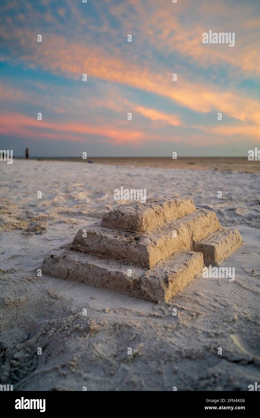 Sandburg am weißen Sandstrand gegen Sonnenuntergang Himmel senkrecht Stockfoto