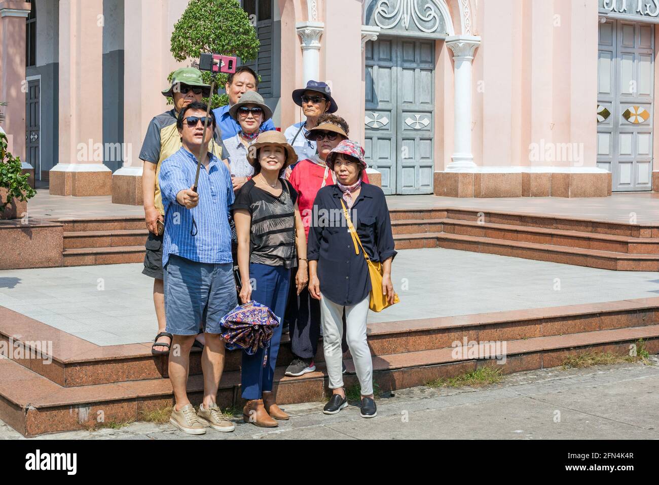 Touristen posieren für Selfie in der Da Nang Kathedrale (rosa Kirche), Da Nang, Vietnam Stockfoto