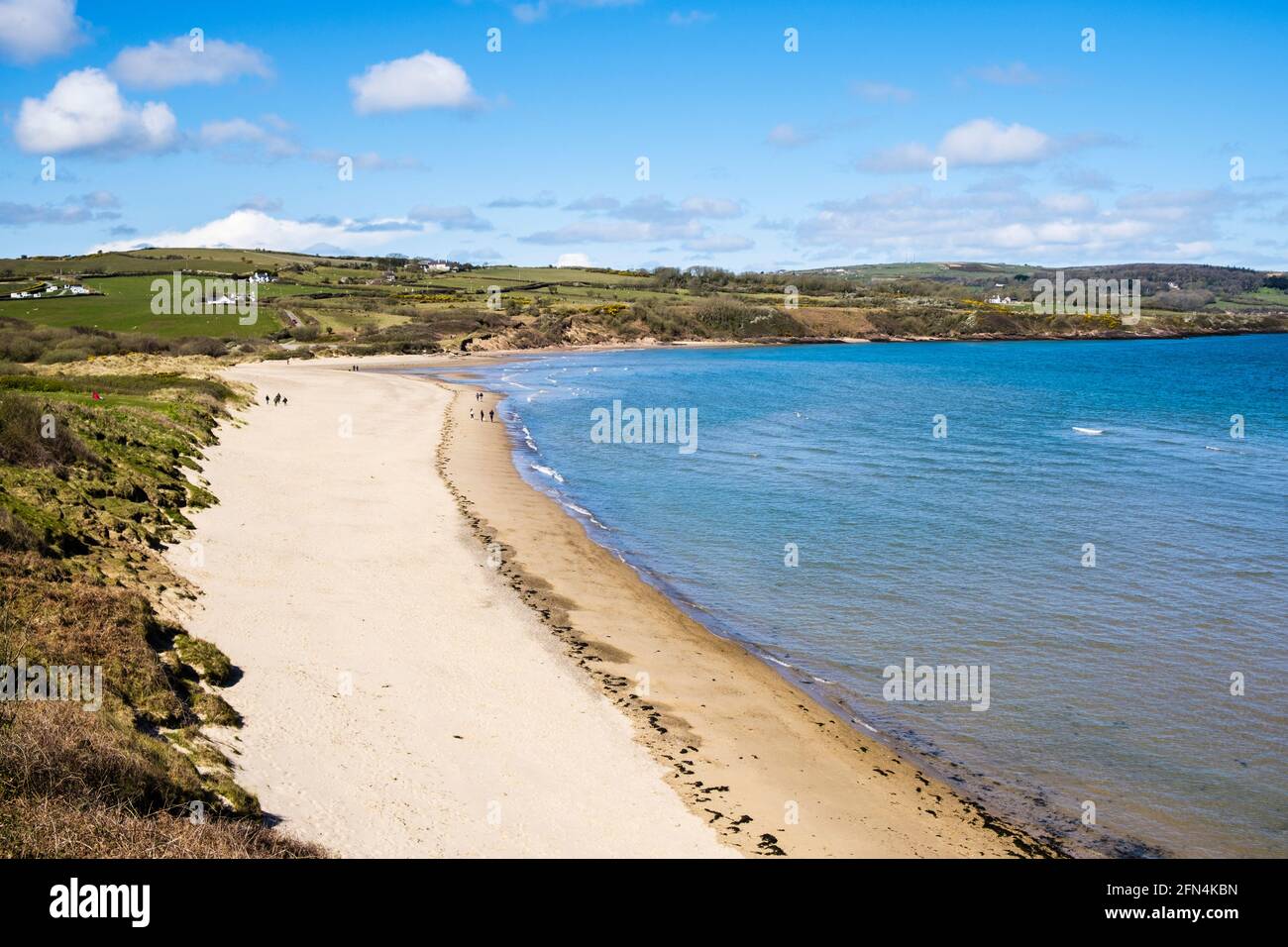 Blick von der Küste auf den ruhigen Sandstrand und die Bucht. Lligwy, Isle of Anglesey, Nordwales, Großbritannien, Europa Stockfoto