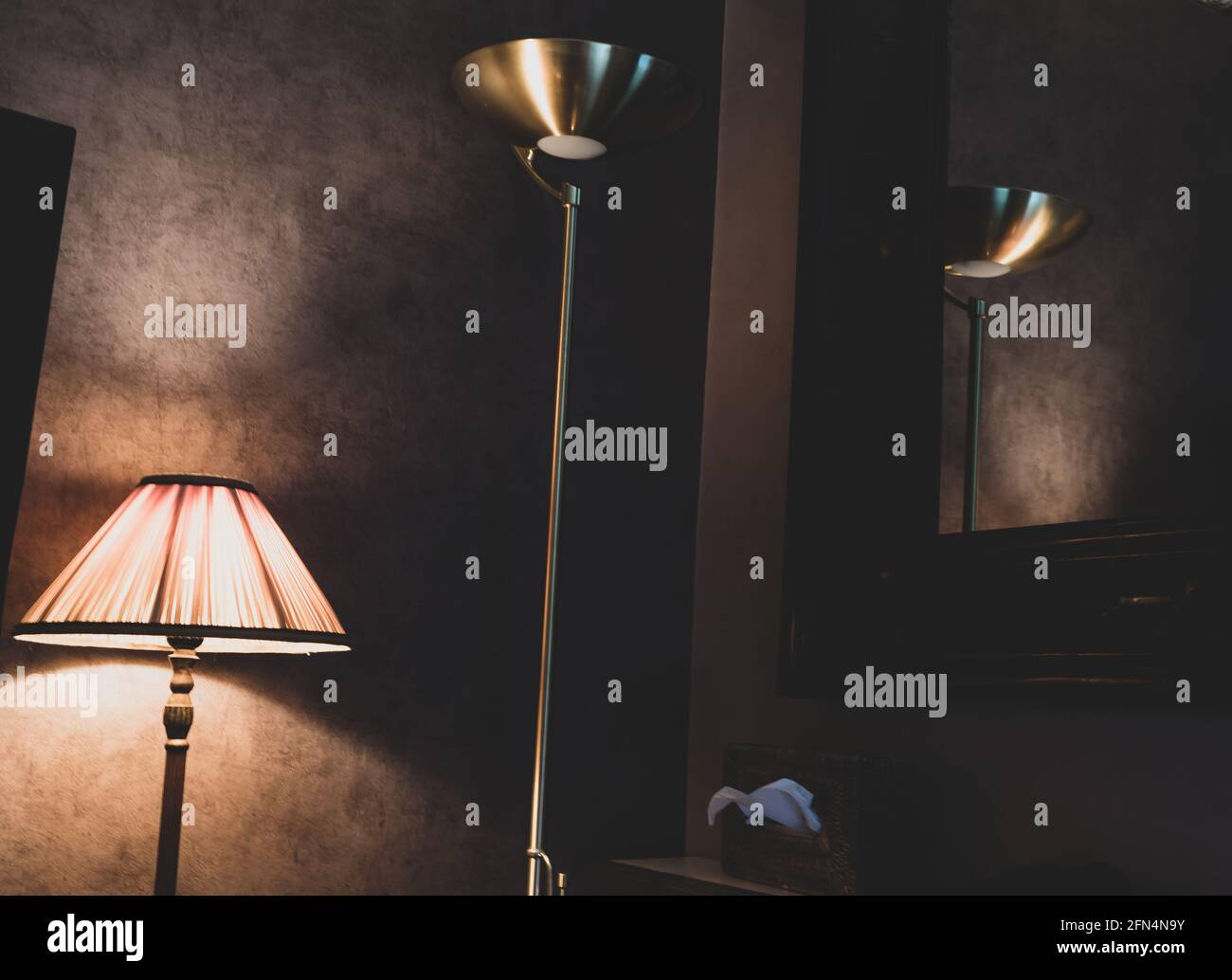 Aufnahme eines Retro und einer modernen Lampe in einem ambiente im Zimmer Stockfoto