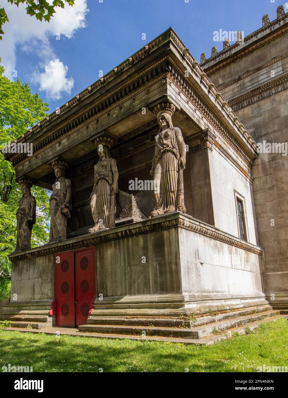 Karyatiden an der Euston Road Front der St. Pancras New Church; von Charles Felix Rossi (1819-22), kosten £4300 und sind denen am Erechtheum nachempfunden Stockfoto