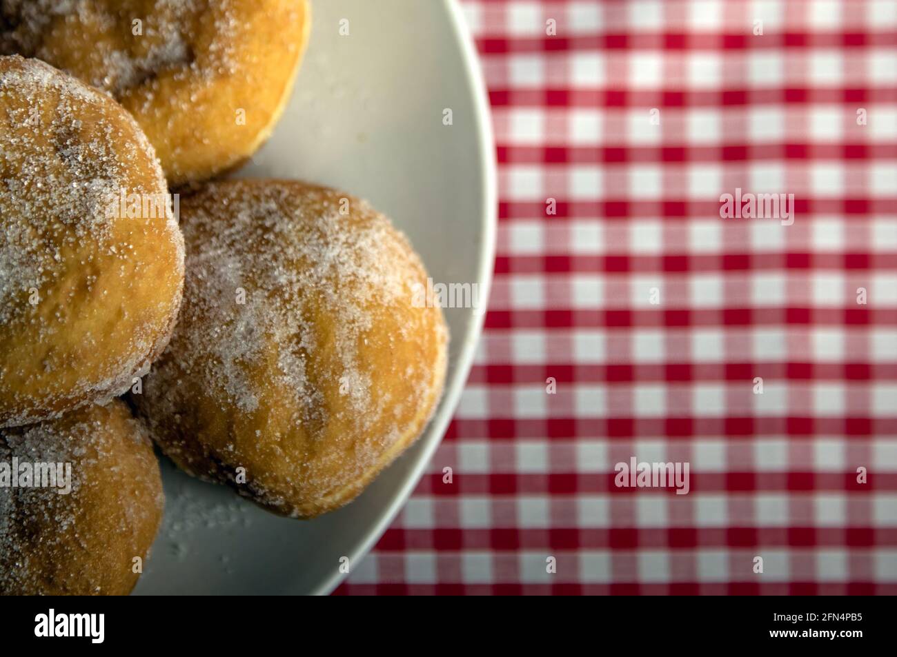 Ansicht von oben nach unten von Jam Donuts auf einem Teller mit Ein roter Hintergrund und ein Kopierbereich Stockfoto