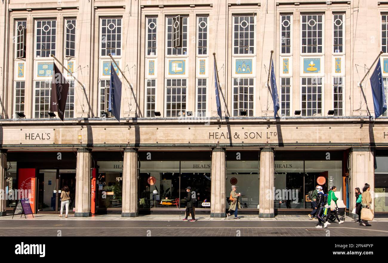 Fassade von Heal's (Heal and Son Ltd), einem vornehmen Möbelgeschäft in London; die Fassade an der Tottenham Court Road. Stockfoto