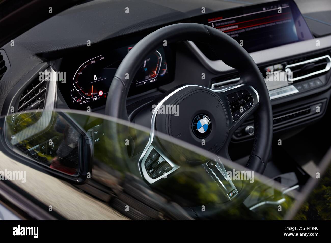 Katowice/Polen, 18.07.2020: Lenkrad und Innenraum des BMW 1 in der M  Sport-Version. Blick von der Fahrerseite durch eine teilweise abgesenkte  Stockfotografie - Alamy