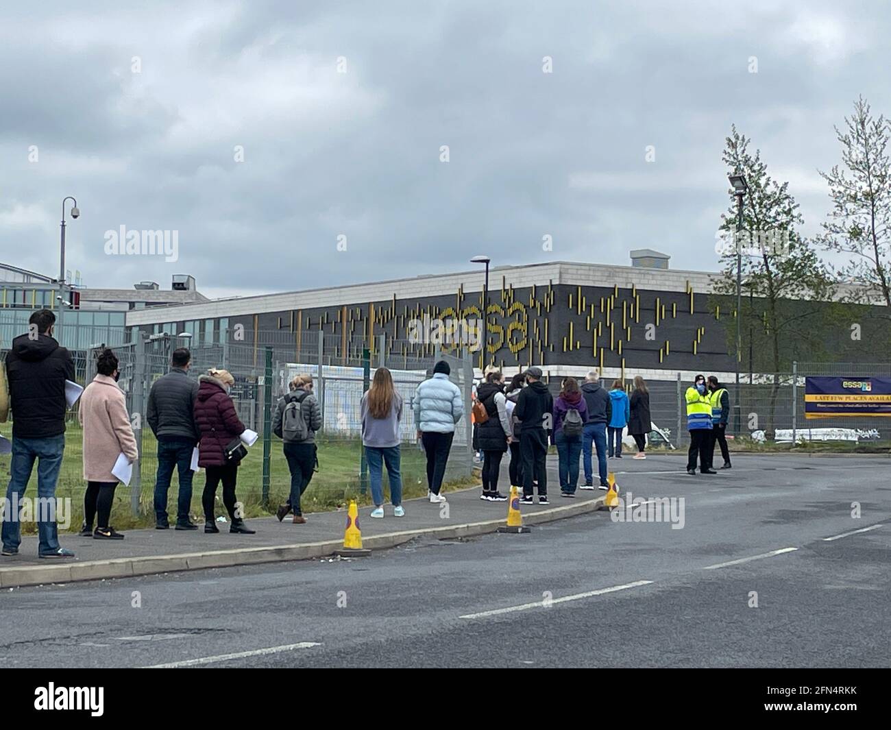 Die Leute stehen Schlange für das Impfzentrum an der Essa Academy in Bolton. Die indische Coronavirus-Variante wurde in einer Reihe von Gebieten in England nachgewiesen, darunter Bolton, die die höchsten Infektionsraten melden, wie die Daten vermuten lassen. Bilddatum: Freitag, 14. Mai 2021. Stockfoto