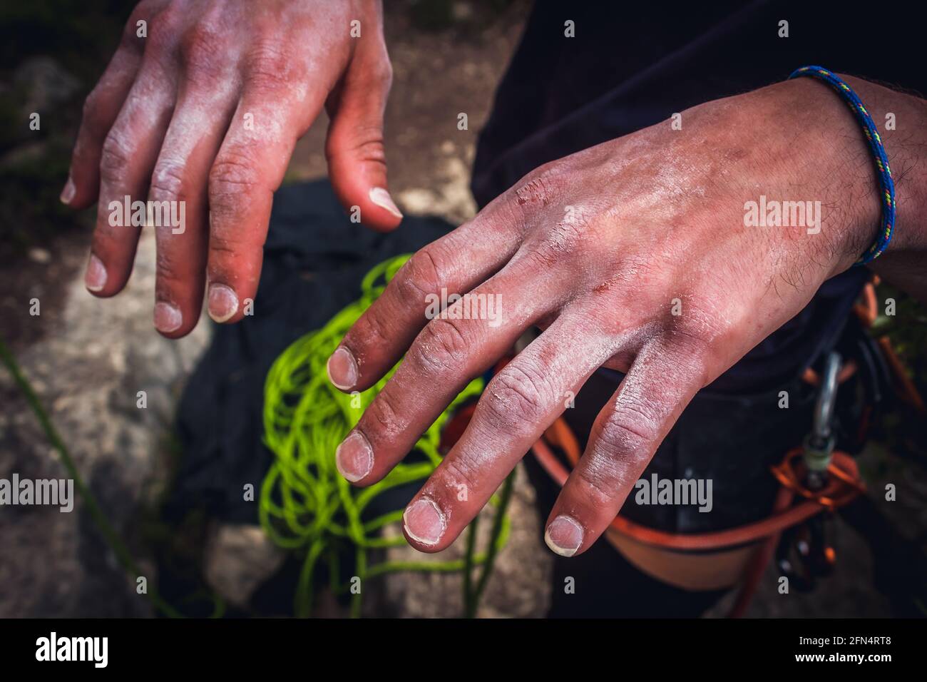 Kletterer Hände mit Kreide auf ihnen Stockfoto