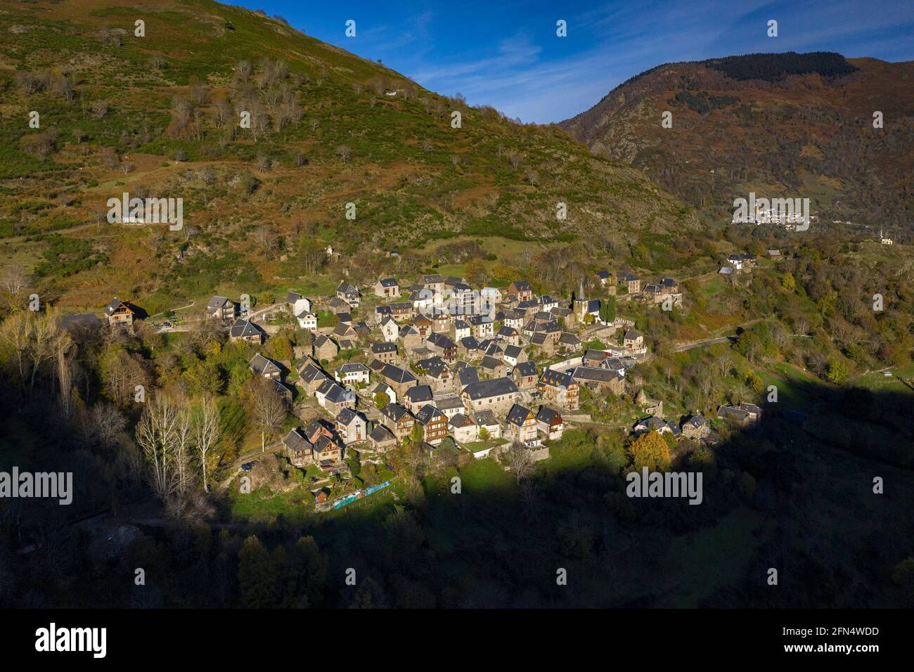 Luftaufnahmen der Dörfer von Bausen und Canejan und der umliegenden Wälder im Herbst (Aran-Tal, Katalonien, Spanien, Pyrenäen) Stockfoto