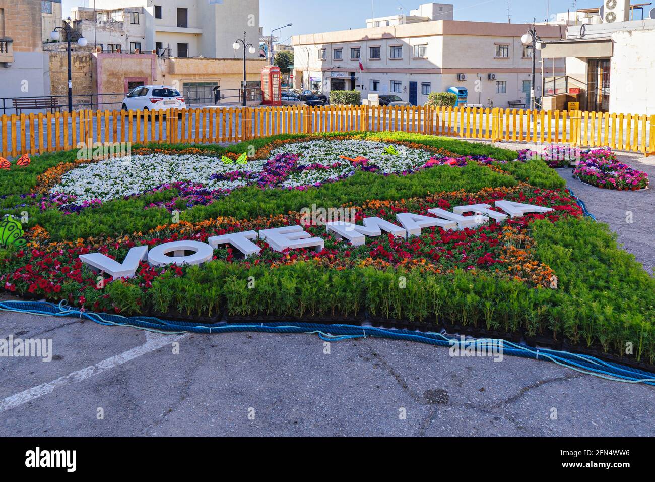 Blumenbeet mit Namen Destiny erschien auf dem zentralen Platz von Zabbar zu Ehren der Unterstützung seines Landsmanns beim Eurovision Song Contest, der stattfinden wird Stockfoto