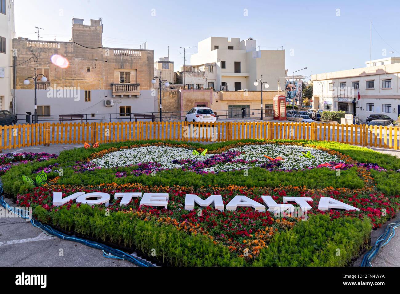 Blumenbeet mit Namen Destiny erschien auf dem zentralen Platz von Zabbar zu Ehren der Unterstützung seines Landsmanns beim Eurovision Song Contest, der stattfinden wird Stockfoto