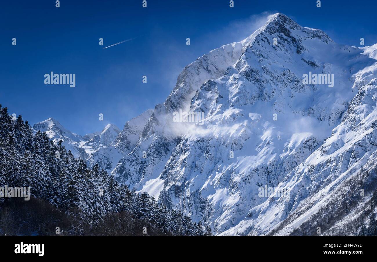 Aran-Tal im Winter (Katalonien, Spanien, Pyrenäen) ESP: Valle de Arán en invierno (Cataluña, España, Pirineos) FR: Vallée d'Aran en hiver (Pyrénées) Stockfoto