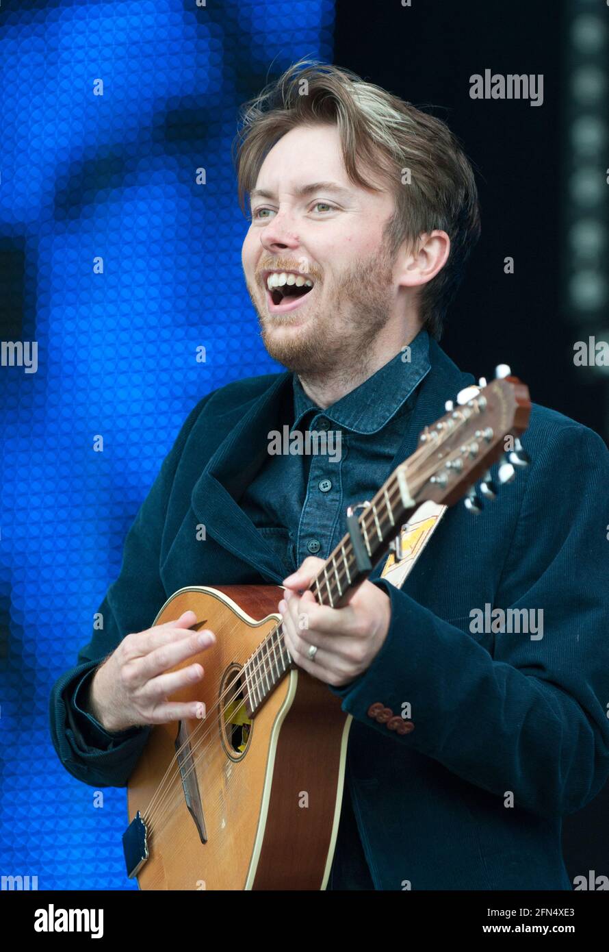 Stu Hanna aus dem englischen Folk-Duo Megson tritt beim Greenbelt Festival in Großbritannien auf. 24. Juli 2012 Stockfoto