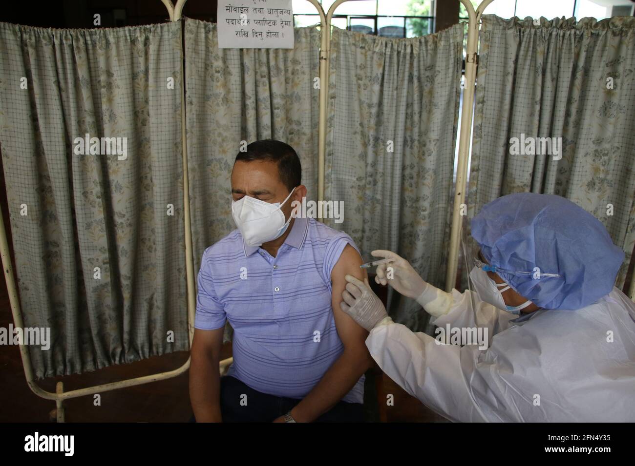 Kathmandu, NE, Nepal. Mai 2021. Am 14. Mai 2021 impft ein Gesundheitsmitarbeiter im Parlamentsgebäude in Kathmandu, Nepal, Menschen mit Covishield-Impfstoffen. Quelle: Aryan Dhimal/ZUMA Wire/Alamy Live News Stockfoto