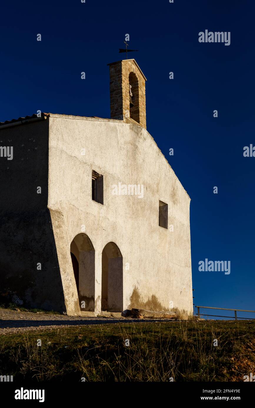 Montalegre Hermitage, in der Serra de Mont-roig Bergkette, an einem Winternachmittag (Provinz Lleida, Katalonien, Spanien, Pyrenäen) Stockfoto