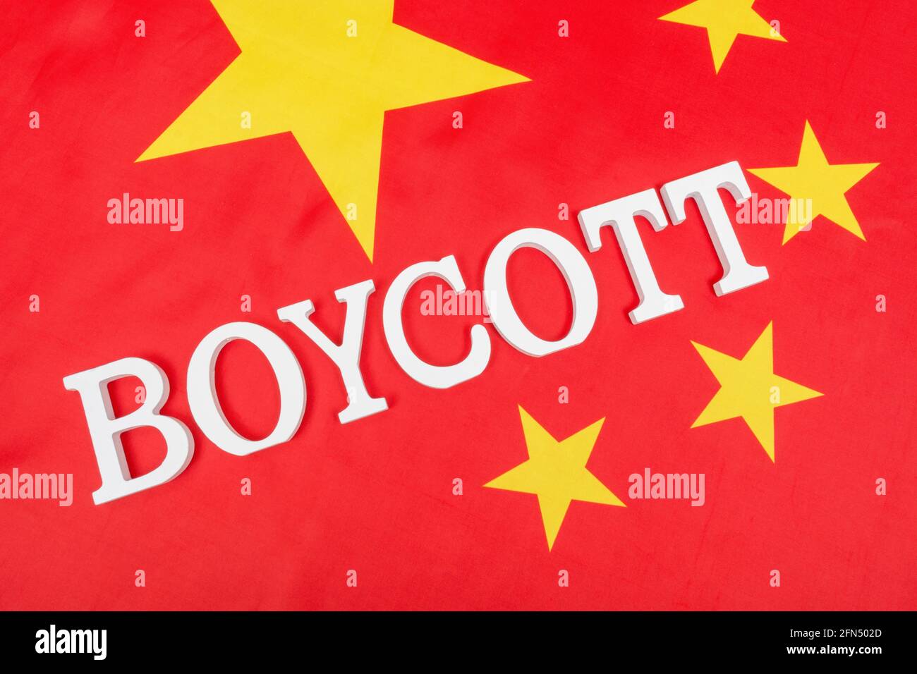 Chinesische Flagge mit Buchstaben Boykott. Wegen Verbot chinesischer Produkte und Waren, Boykott der Olympischen Winterspiele 2022, China-Boykott taiwanesischer Produkte. Stockfoto