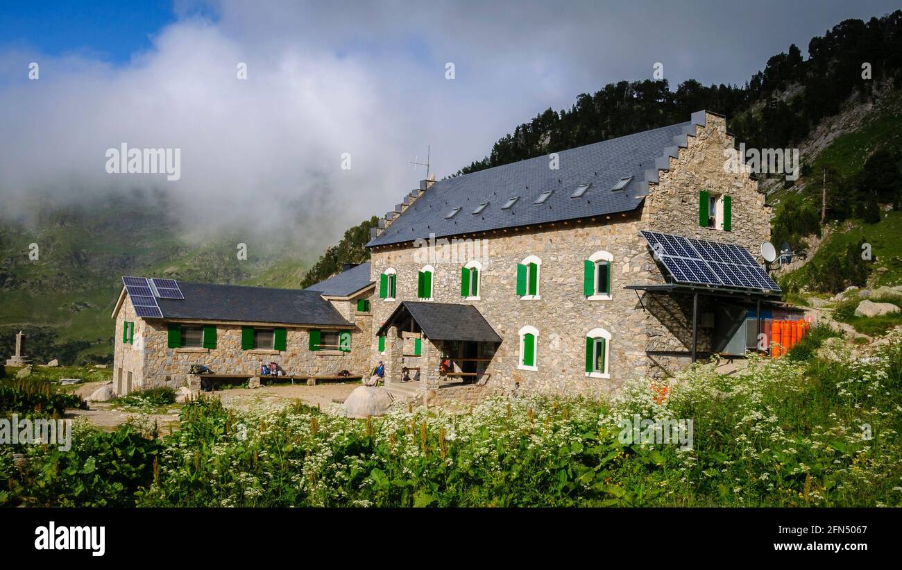 Berghütte Renclusa im Sommer (Benasque, Aragon, Spanien) ESP: Refugio de la Renclusa (Benasque, Aragón, España) FR: Refugio de la Renclusa (Benasque) Stockfoto